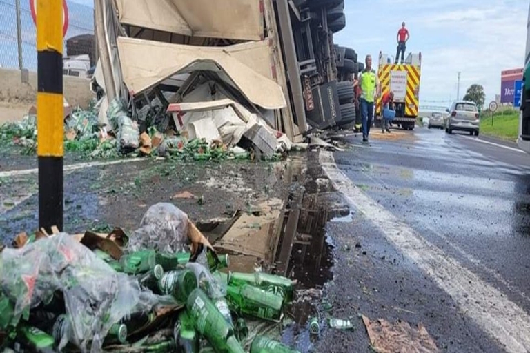 Região caminhão carregado caixas de cerveja tomba em rodovia