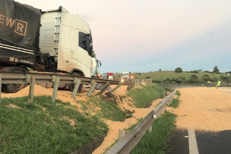 Carreta Carregada Milho Tomba E Interdita Trecho Da Rondon Em