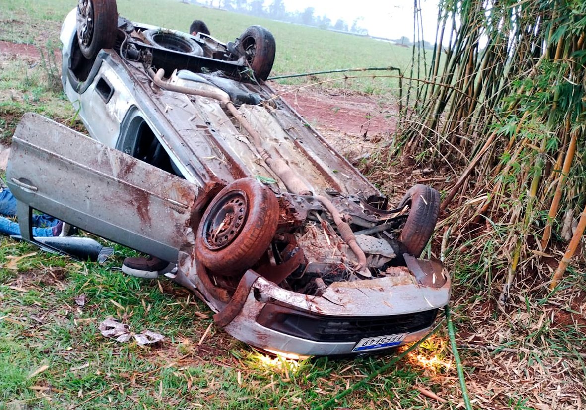 Carro capota e deixa feridos em Laranjal Paulista — Foto: Arquivo Pessoal