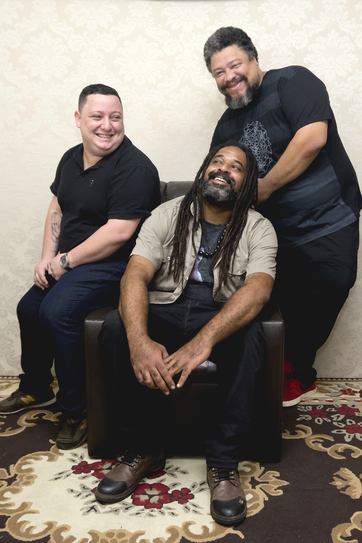 Robson K – Voz e Guitarra; Victor Vargas - Bateria e João Raphael Vianna – Contrabaixo e Violoncello.