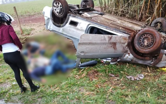 Carro capota e deixa feridos em Laranjal Paulista — Foto: Arquivo Pessoal