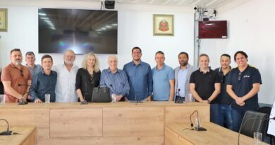 da esquerda para direita : Fabio Merlin, Vereador Pixoxo, Tico Prefeito de Ilha Bela Colucci Traud ( representando Tamoios News) Prefeito de Caraguatatuba Aguilar Jr Marcos Fuly Dr. Nill Vereador Daniel Simões Vereador Ercílio Prof. Gleivison