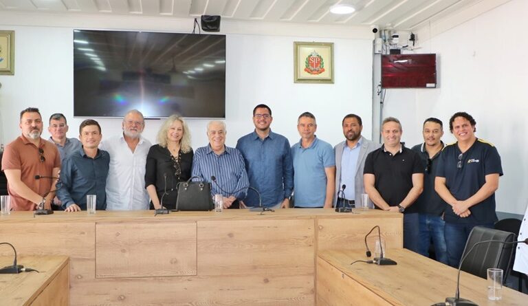 da esquerda para direita : Fabio Merlin, Vereador Pixoxo, Tico Prefeito de Ilha Bela Colucci Traud ( representando Tamoios News) Prefeito de Caraguatatuba Aguilar Jr Marcos Fuly Dr. Nill Vereador Daniel Simões Vereador Ercílio Prof. Gleivison