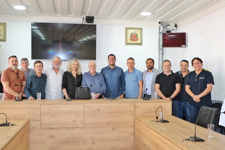 da esquerda para direita : Fabio Merlin, Vereador Pixoxo, Tico Prefeito de Ilha Bela Colucci Traud ( representando Tamoios News) Prefeito de Caraguatatuba Aguilar Jr Marcos Fuly Dr. Nill Vereador Daniel Simões Vereador Ercílio Prof. Gleivison