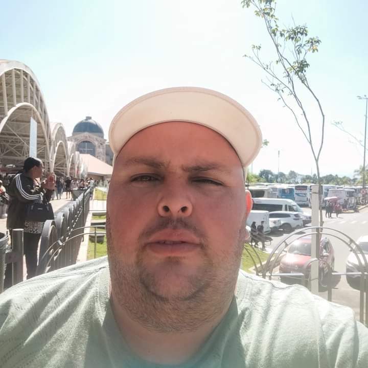 Ronaldo Paes, de 32 anos, foi arremessado para fora do veículo