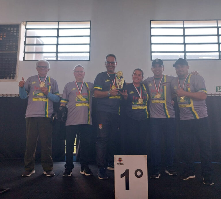 Atletas comemoram medalha de ouro (Foto: Divulgação)