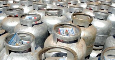 O preço médio do gás liquefeito de petróleo, GLP, ou, simplesmente, gás de cozinha no Brasil é de R$101,00 nesta semana. Este valor corresponde a uma queda de 0,40% em relação à semana anterior.  A queda ainda pode ser resultado da decisão da Petrobras em reduzir o preço do gás de cozinha para as distribuidoras — medida que foi adotada em julho de 2023.  Garanhuns e Lajedo, em Pernambuco, foram as cidades com o menor preço médio de comercialização de gás de cozinha do país, a R$75,00. Em seguida, está Cruz Alta, no Rio Grande do Sul, que comercializa o combustível a R$77,00.  Em Garanhuns, é possível encontrar o GLP a este preço nos bairros Francisco Simão dos Santos Figueira e Heliópolis.  Em Lajedo, este valor é comercializado no centro da cidade.  Em Cruz Alta, o GLP também é comercializado a este valor no centro da cidade.  Os municípios que registram os preços médios mais altos são Tefé, no Amazonas, e Alta Floresta, em Mato Grosso, a R$145,00. Em seguida estão Redenção, no Pará, e Sinop, em Mato Grosso, que comercializam o combustível a R$140,00.   Recife, em Pernambuco, é a capital mais barata, com o preço médio de revenda do GLP em R$83,50. Por sua vez, Boa Vista, em Roraima, a mais cara, que registra a média de R$125,00.  Os dados são da Agência Nacional do Petróleo, Gás Natural e Biocombustíveis, a ANP.    Fonte: Brasil 61 - https://brasil61.com/n/gas-de-cozinha-preco-medio-cai-0-40-nesta-semana-bras239238