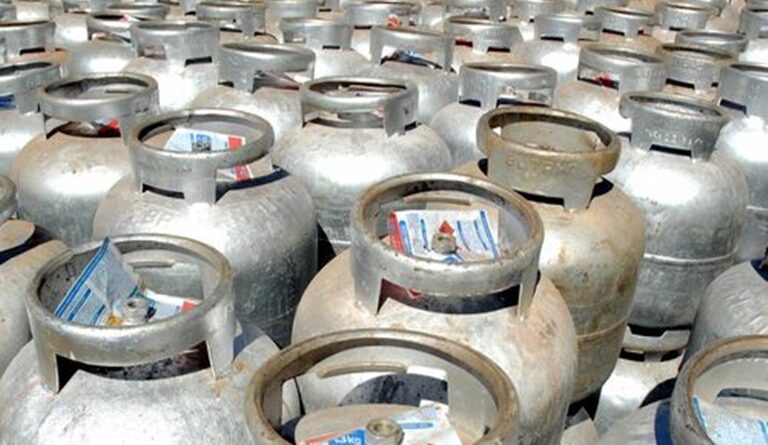 O preço médio do gás liquefeito de petróleo, GLP, ou, simplesmente, gás de cozinha no Brasil é de R$101,00 nesta semana. Este valor corresponde a uma queda de 0,40% em relação à semana anterior.  A queda ainda pode ser resultado da decisão da Petrobras em reduzir o preço do gás de cozinha para as distribuidoras — medida que foi adotada em julho de 2023.  Garanhuns e Lajedo, em Pernambuco, foram as cidades com o menor preço médio de comercialização de gás de cozinha do país, a R$75,00. Em seguida, está Cruz Alta, no Rio Grande do Sul, que comercializa o combustível a R$77,00.  Em Garanhuns, é possível encontrar o GLP a este preço nos bairros Francisco Simão dos Santos Figueira e Heliópolis.  Em Lajedo, este valor é comercializado no centro da cidade.  Em Cruz Alta, o GLP também é comercializado a este valor no centro da cidade.  Os municípios que registram os preços médios mais altos são Tefé, no Amazonas, e Alta Floresta, em Mato Grosso, a R$145,00. Em seguida estão Redenção, no Pará, e Sinop, em Mato Grosso, que comercializam o combustível a R$140,00.   Recife, em Pernambuco, é a capital mais barata, com o preço médio de revenda do GLP em R$83,50. Por sua vez, Boa Vista, em Roraima, a mais cara, que registra a média de R$125,00.  Os dados são da Agência Nacional do Petróleo, Gás Natural e Biocombustíveis, a ANP.    Fonte: Brasil 61 - https://brasil61.com/n/gas-de-cozinha-preco-medio-cai-0-40-nesta-semana-bras239238