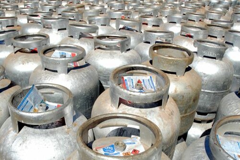 O preço médio do gás liquefeito de petróleo, GLP, ou, simplesmente, gás de cozinha no Brasil é de R$101,00 nesta semana. Este valor corresponde a uma queda de 0,40% em relação à semana anterior. 

A queda ainda pode ser resultado da decisão da Petrobras em reduzir o preço do gás de cozinha para as distribuidoras — medida que foi adotada em julho de 2023. 

Garanhuns e Lajedo, em Pernambuco, foram as cidades com o menor preço médio de comercialização de gás de cozinha do país, a R$75,00. Em seguida, está Cruz Alta, no Rio Grande do Sul, que comercializa o combustível a R$77,00. 

Em Garanhuns, é possível encontrar o GLP a este preço nos bairros Francisco Simão dos Santos Figueira e Heliópolis. 

Em Lajedo, este valor é comercializado no centro da cidade. 

Em Cruz Alta, o GLP também é comercializado a este valor no centro da cidade. 

Os municípios que registram os preços médios mais altos são Tefé, no Amazonas, e Alta Floresta, em Mato Grosso, a R$145,00. Em seguida estão Redenção, no Pará, e Sinop, em Mato Grosso, que comercializam o combustível a R$140,00.  

Recife, em Pernambuco, é a capital mais barata, com o preço médio de revenda do GLP em R$83,50. Por sua vez, Boa Vista, em Roraima, a mais cara, que registra a média de R$125,00. 

Os dados são da Agência Nacional do Petróleo, Gás Natural e Biocombustíveis, a ANP. 

Fonte: Brasil 61 - https://brasil61.com/n/gas-de-cozinha-preco-medio-cai-0-40-nesta-semana-bras239238