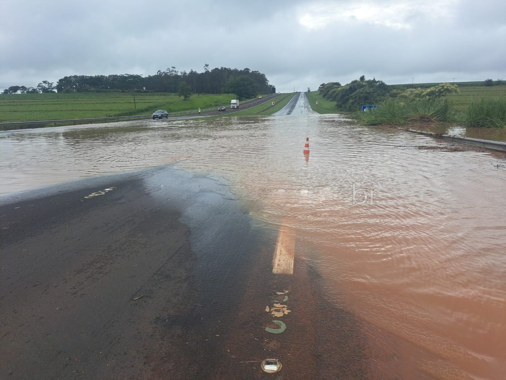 Trecho da rodovia Marechal Rondon fica alagado após fortes chuvas em Promissão (SP) — Foto: Artesp/divulgação