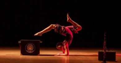 Sara Peper faz apresentação com contorcionismo e clarinete (Foto: Divulgação)