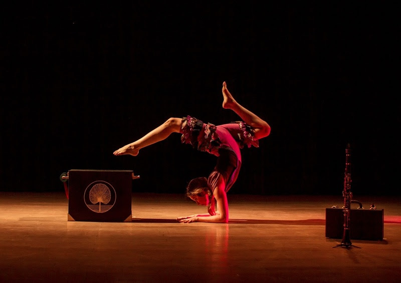 Sara Peper faz apresentação com contorcionismo e clarinete (Foto: Divulgação)