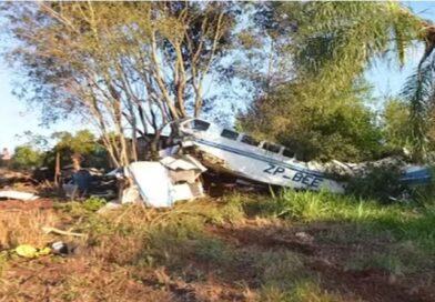 Avião carregando R$ 15 milhões cai no Paraguai, e moradores roubam dinheiro