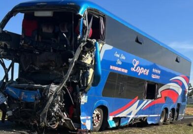 Ônibus com fiéis bate em carreta e deixa dois mortos e mais de 30 feridos na BR -050,em Uberaba.