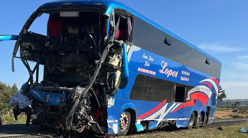 Ônibus com fiéis bate em carreta e deixa dois mortos e mais de 30 feridos na BR -050,em Uberaba.