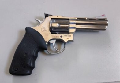 CAC é investigado por suspeita de violência doméstica contra menor em Torre de Pedra; arma é apreendida pela Polícia Civil