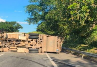 Acidente com caminhão de lixo interdita BR-116/RJ, em Porto Real