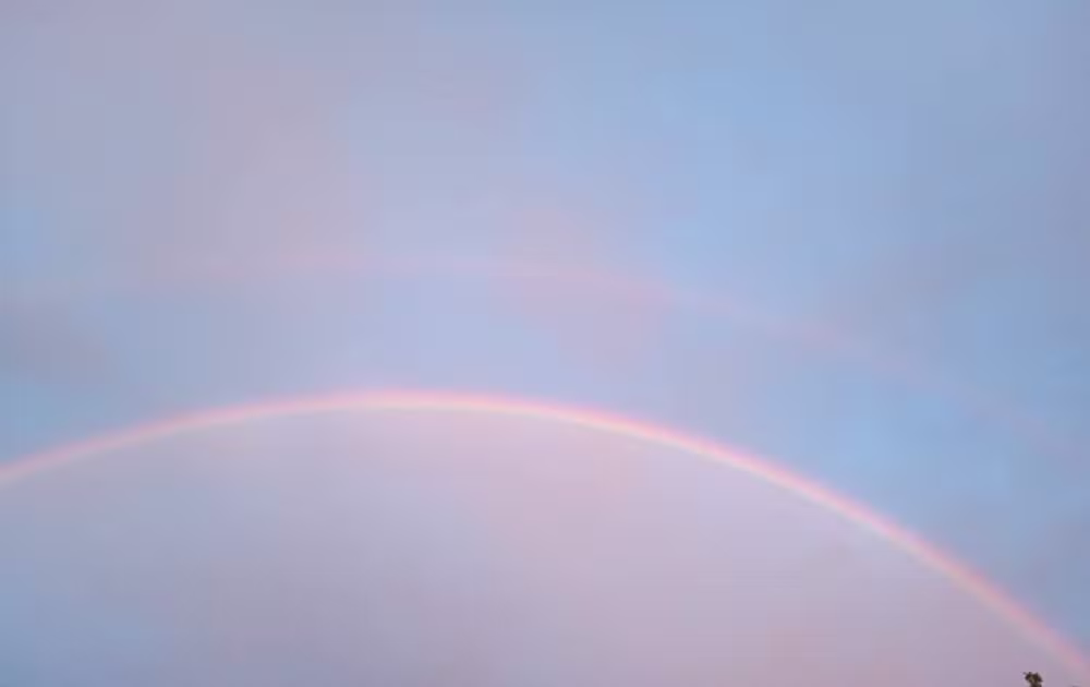 lUma moradora de Votorantim (SP) que estava em Guareí (SP) flagrou o surgimento do arco-íris duplo na segunda-feira (30) — Foto: Júlia Antunes Martins/Arquivo pessoal