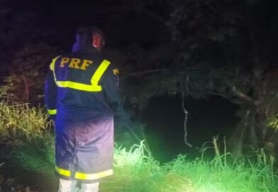 Caminhão cai em represa no Paraná, motorista consegue sair, volta à água para tentar salvar a filha e desaparece; menina morreu