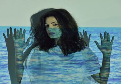 Emanuelle Araújo expande universo de “Corra para o Mar” com lançamento de videoclipe