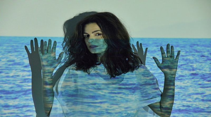 Emanuelle Araújo expande universo de “Corra para o Mar” com lançamento de videoclipe