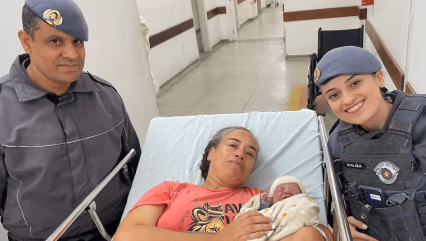 Bebê nasceu consciente e sem obstrução das vias aéreas, segundo policiais Divulgação