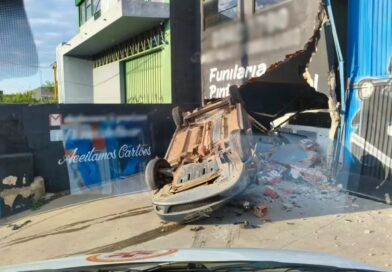 Carro em alta velocidade capota e invade oficina mecânica na Zona Norte de Sorocaba