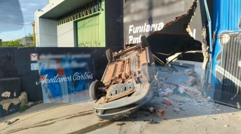 Carro em alta velocidade capota e invade oficina mecânica na Zona Norte de Sorocaba