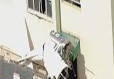 Avião cai, bate em prédio e deixa dois mortos em Belo Horizonte; Globocop captou momento do acidente