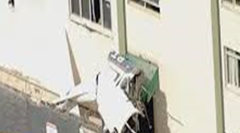 Avião cai, bate em prédio e deixa dois mortos em Belo Horizonte; Globocop captou momento do acidente