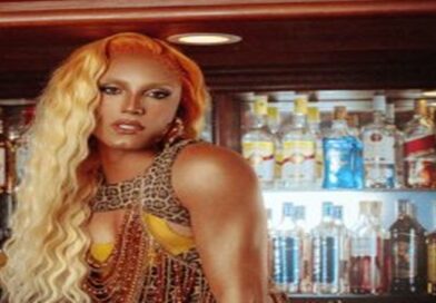 Aretuza Lovi mistura pop, funk e brasilidade em novo single “Caipiranhas”