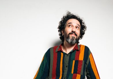 Fabio Manzione une MPB, literatura e crítica social no álbum ‘Caroço’ em show dia 03/10 em São Paulo