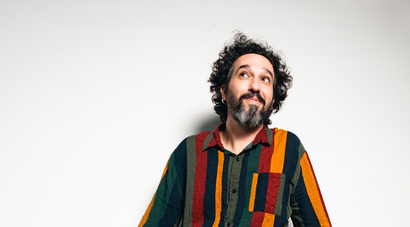 Fabio Manzione une MPB, literatura e crítica social no álbum ‘Caroço’ em show dia 03/10 em São Paulo